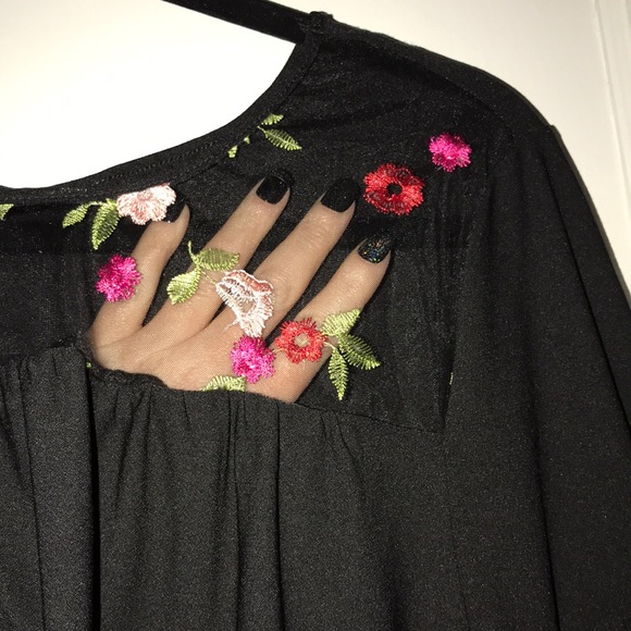 Black top with sheer floral inset - Picture 4 of 4